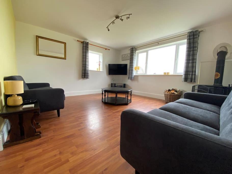 Idyllic Cottage, With Sea Views, Sleeps 6 Whitby
